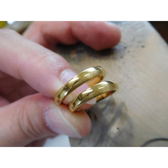 鍛造 結婚指輪 純金 24金 k24 メビウス リング 幅3mm 鏡面＆マット 4枚目の画像