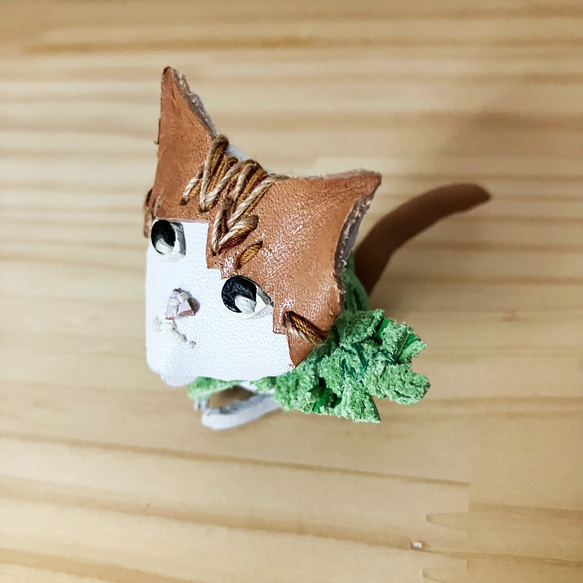 おすわりネコ(ΦωΦ)猫じゃらし付本革 3枚目の画像