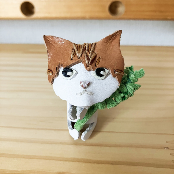 おすわりネコ(ΦωΦ)猫じゃらし付本革 2枚目の画像