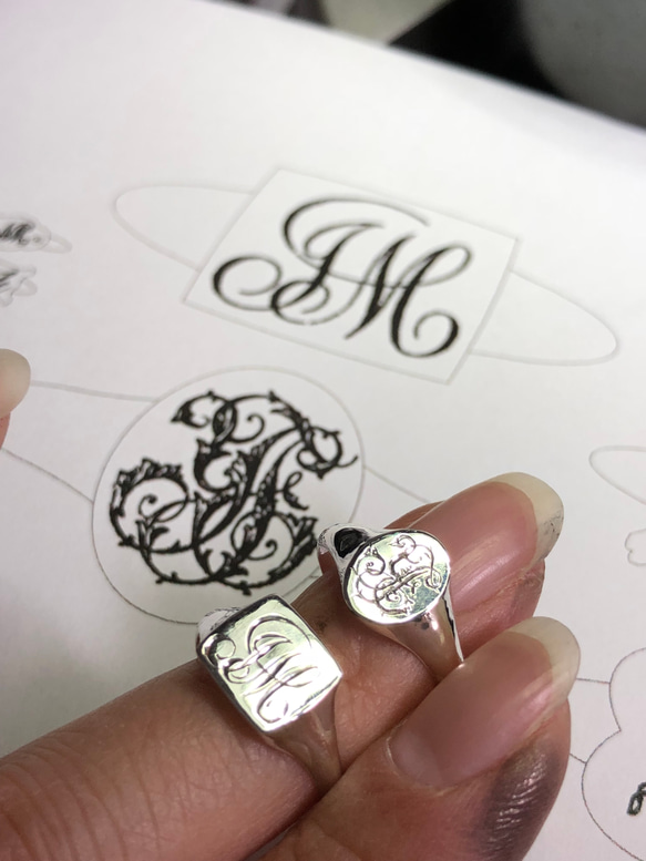 [K10] オーバルS シグネットリング 結婚指輪 イニシャル ペアリング 出産記念 ベビーリング 2枚目の画像
