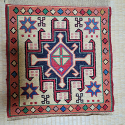 ペルシャ絨毯 ウール100％ミニマット 手作り マルチカラー　約30×28 cm 1枚目の画像