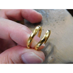 鍛造 結婚指輪 純金 24金 k24 緩やかなv字 槌目 甲丸 リング 細い2.5mm幅 鏡面 20枚目の画像