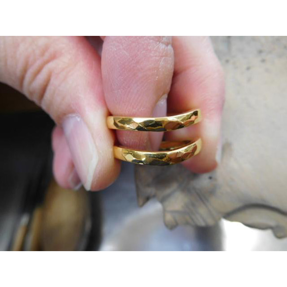 鍛造 結婚指輪 純金 24金 k24 緩やかなv字 槌目 甲丸 リング 細い2.5mm幅 鏡面 2枚目の画像