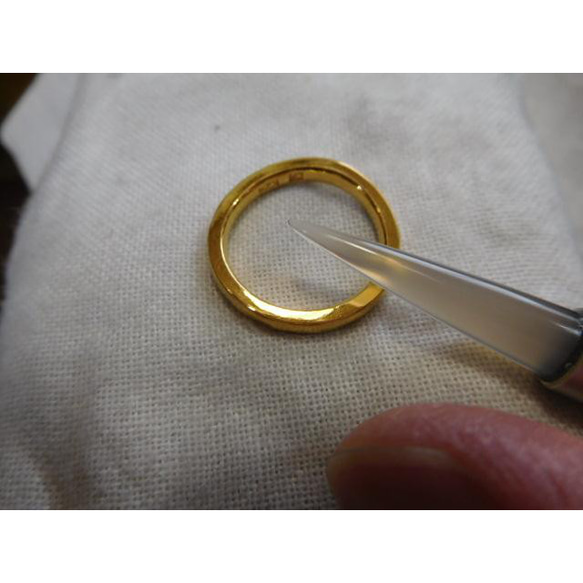 鍛造 結婚指輪 純金 24金 k24 緩やかなv字 槌目 甲丸 リング 細い2.5mm幅 鏡面 6枚目の画像