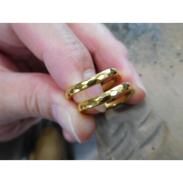 鍛造 結婚指輪 純金 24金 k24 緩やかなv字 槌目 甲丸 リング 細い2.5mm幅 鏡面 1枚目の画像
