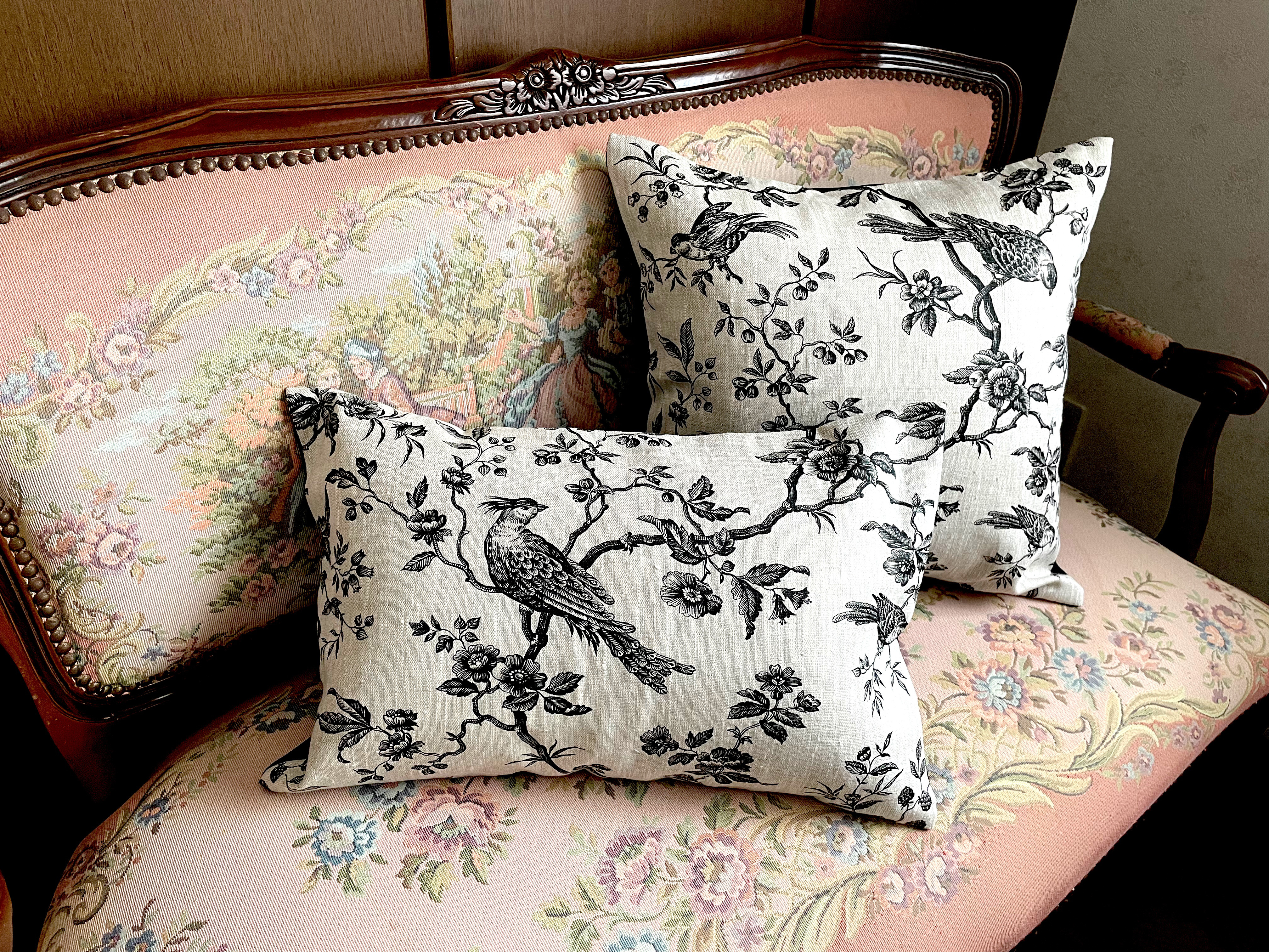 あおいさま専用★フランスアンティーク★イニシャル刺繍＆トワルドジュイ★クッション Sold〜☆フランスアンティーク イニシャル 刺繍 トワルドジュイ