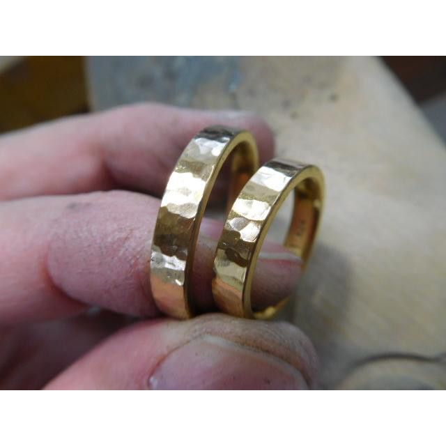 鍛造 結婚指輪 純金 24金 k24 槌目 平打ち リング 太め4mm幅 鏡面仕上げ