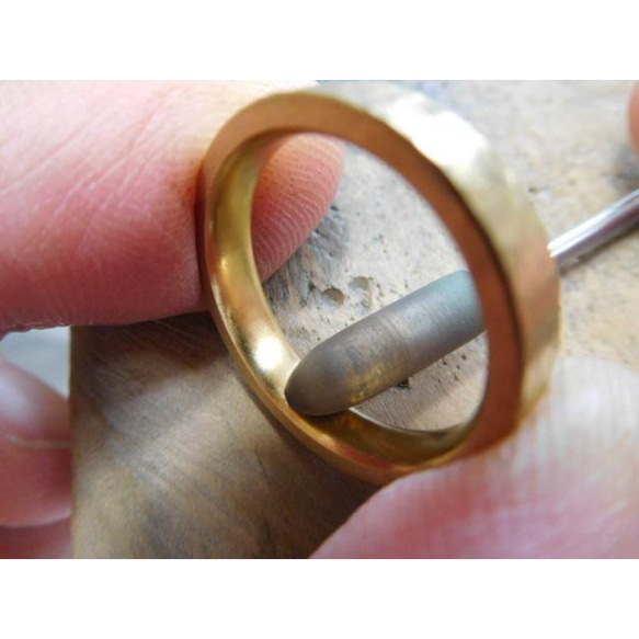 鍛造 結婚指輪 純金 24金 k24 槌目 平打ち リング 太め4mm幅 鏡面仕上げ 5枚目の画像