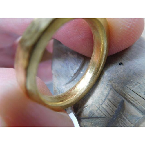 鍛造 結婚指輪 純金 24金 k24 槌目 平打ち リング 太め4mm幅 鏡面