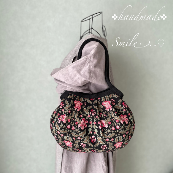 コロンと可愛いショルダーグラニーバッグ ピンクのボタニカルフラワー