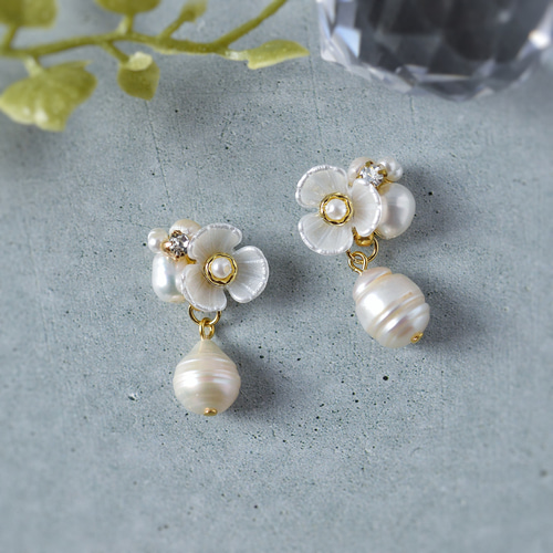 ホワイト小花〈うず巻ドロップ淡水パール〉/ピアスイヤリング ピアス