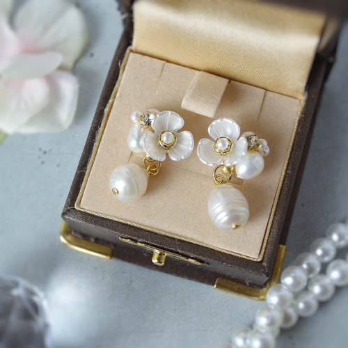 ホワイト小花〈うず巻ドロップ淡水パール〉/ピアスイヤリング ピアス