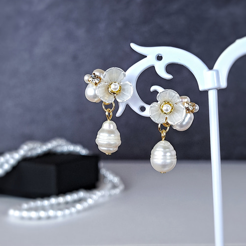 ホワイト小花〈うず巻ドロップ淡水パール〉/ピアスイヤリング ピアス