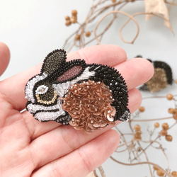 オートクチュールビーズ刺繍ブローチ　うさぎ(黒×ブロンズ) 4枚目の画像