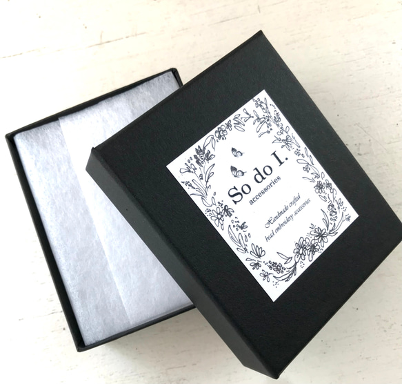 オートクチュールビーズ刺繍ブローチ　うさぎ(黒×ブロンズ) 6枚目の画像