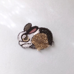 オートクチュールビーズ刺繍ブローチ  うさぎ(黒×アンティークゴールド) 3枚目の画像