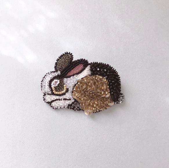 オートクチュールビーズ刺繍ブローチ  うさぎ(黒×アンティークゴールド) 3枚目の画像