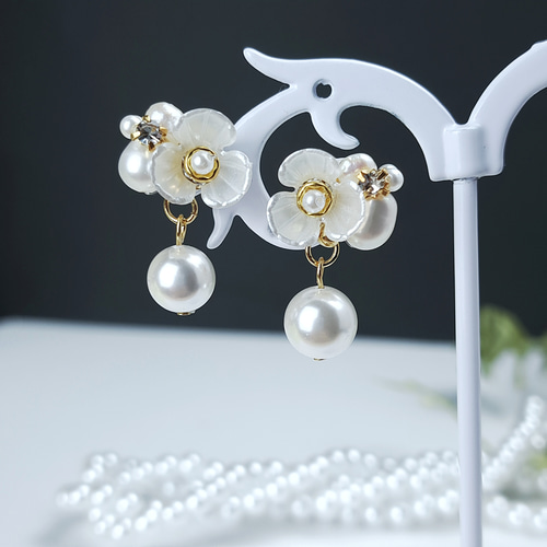 入園式・入学式・卒園式・卒業式に◎】ホワイト小花〈揺れるシェル