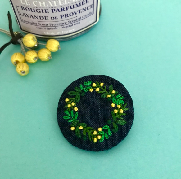 再販：ミモザリース_刺繍ブローチ L_麻紺 1枚目の画像