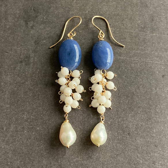 14kgf］ソーダライトの華やかしゃらしゃらピアス イヤリング コーラル