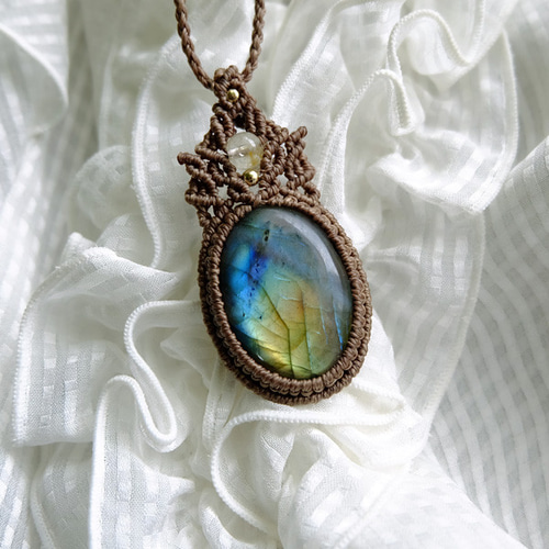 【handmade】マクラメ× ラブラドライト ルチルクォーツ ネックレス handmade】マクラメ× ラブラドライト ルチルクォーツ ネックレス