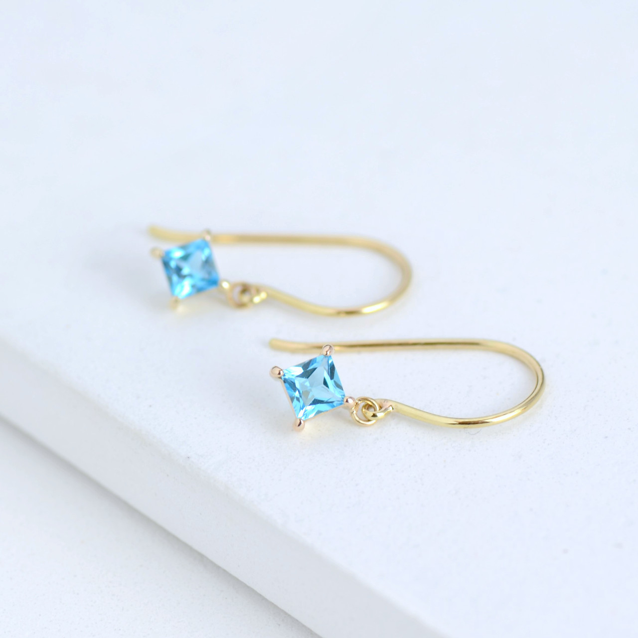 【K10YG】プリンセスカット・スイスブルートパーズのフックピアス