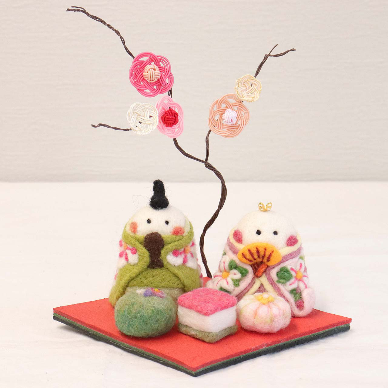 明日まで2月価格に変更羊毛フェルト うさちゃんのつるし雛 包み込む 明日まで2月価格に変更羊毛フェルト うさちゃんのつるし雛 包み込む