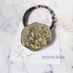 Grayish beige✕Gold　白いお花のウェーブリングヘアゴム　シックな大人グレージュ! 2枚目の画像