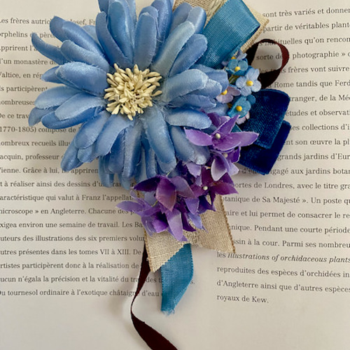 布花 大きなブルーガーベラのコサージュ コサージュ Favorite Garden