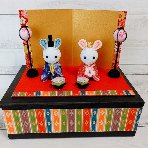 ひな人形 うさぎ雛　おひなさま　つまみ細工  ひな祭り　飾り台兼収納ボックス付 1枚目の画像