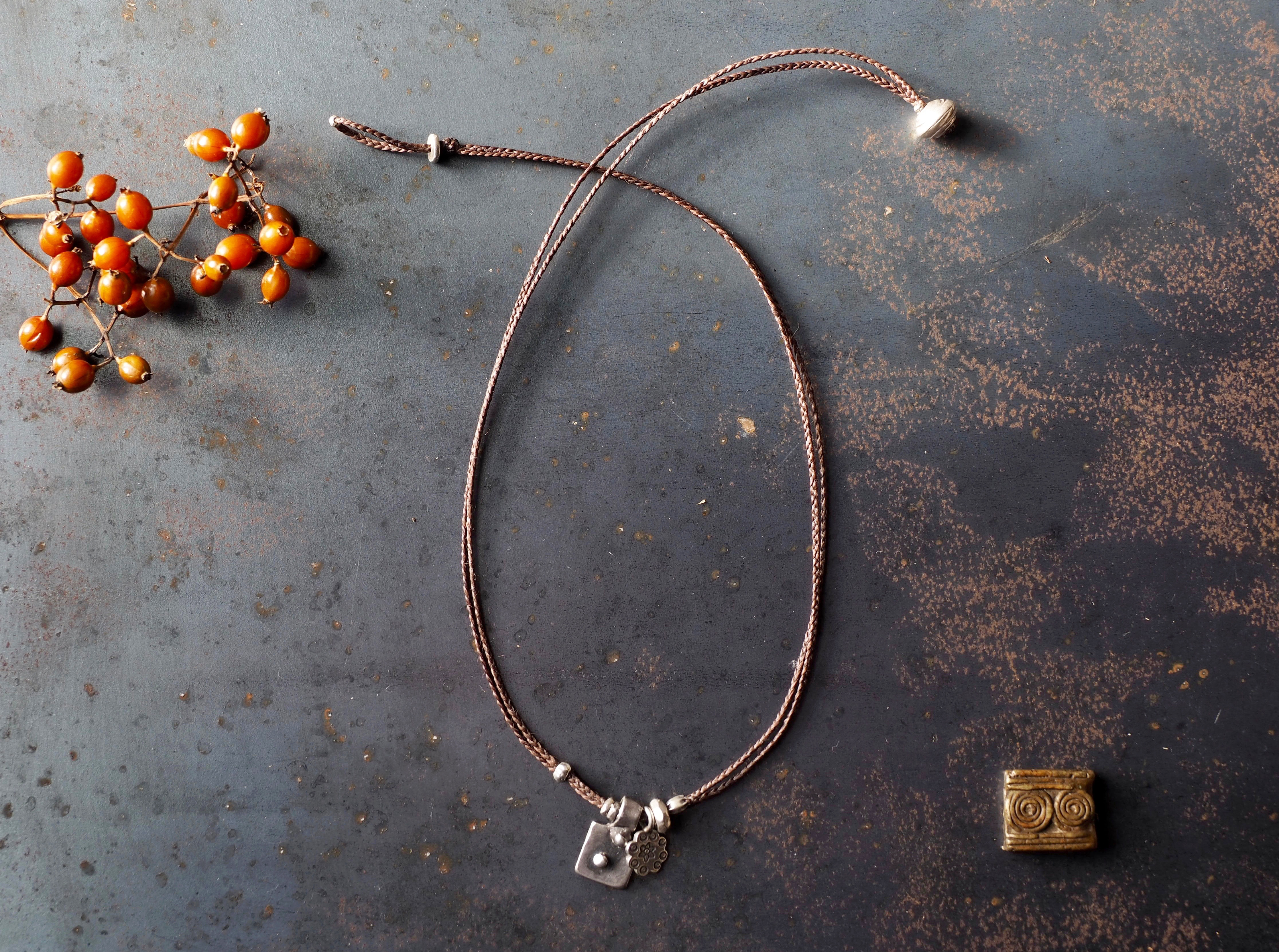 インド・オールドシルバー カレンシルバー 編み紐ダブルペンダント