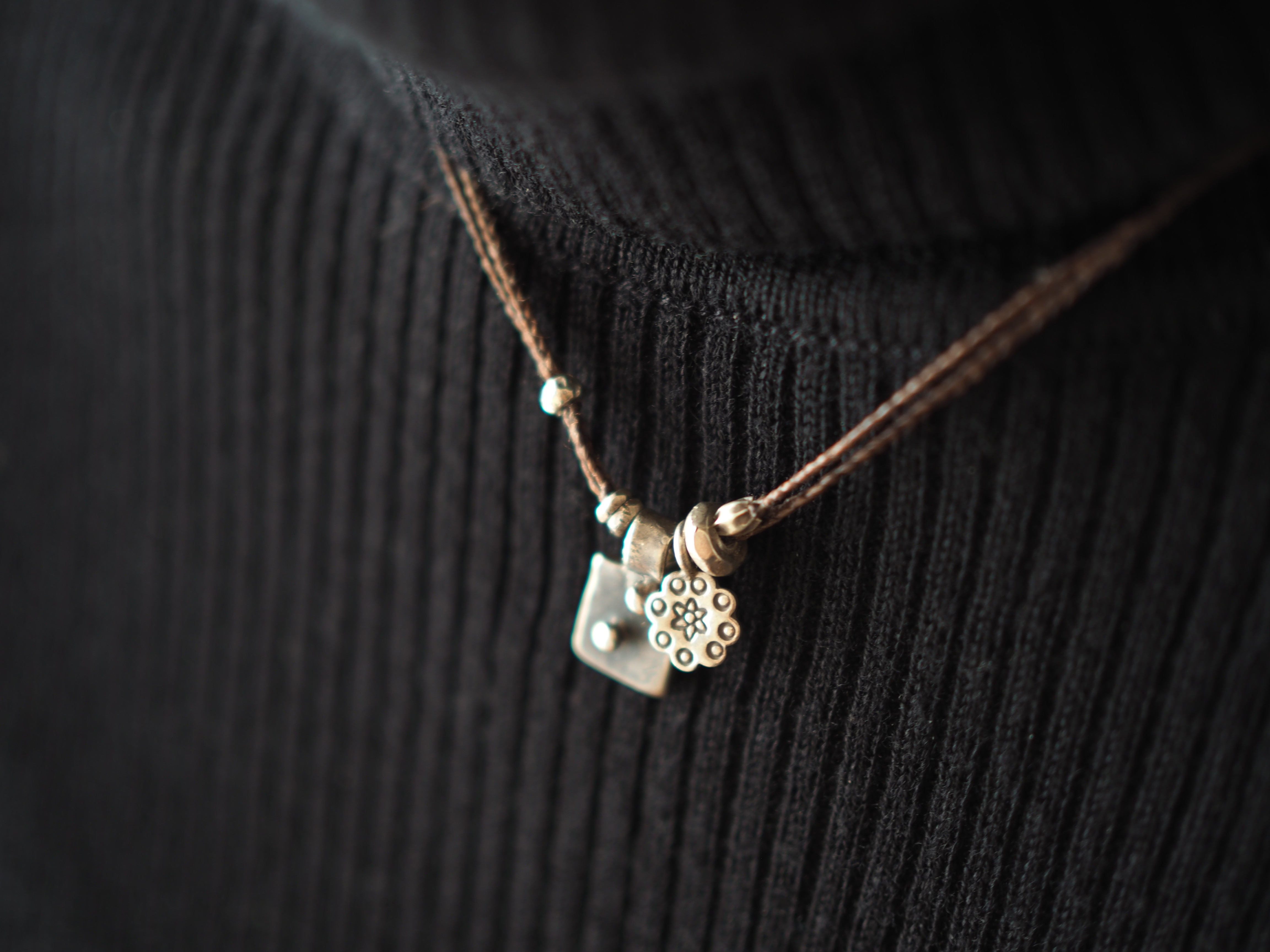 インド・オールドシルバー カレンシルバー 編み紐ダブルペンダント