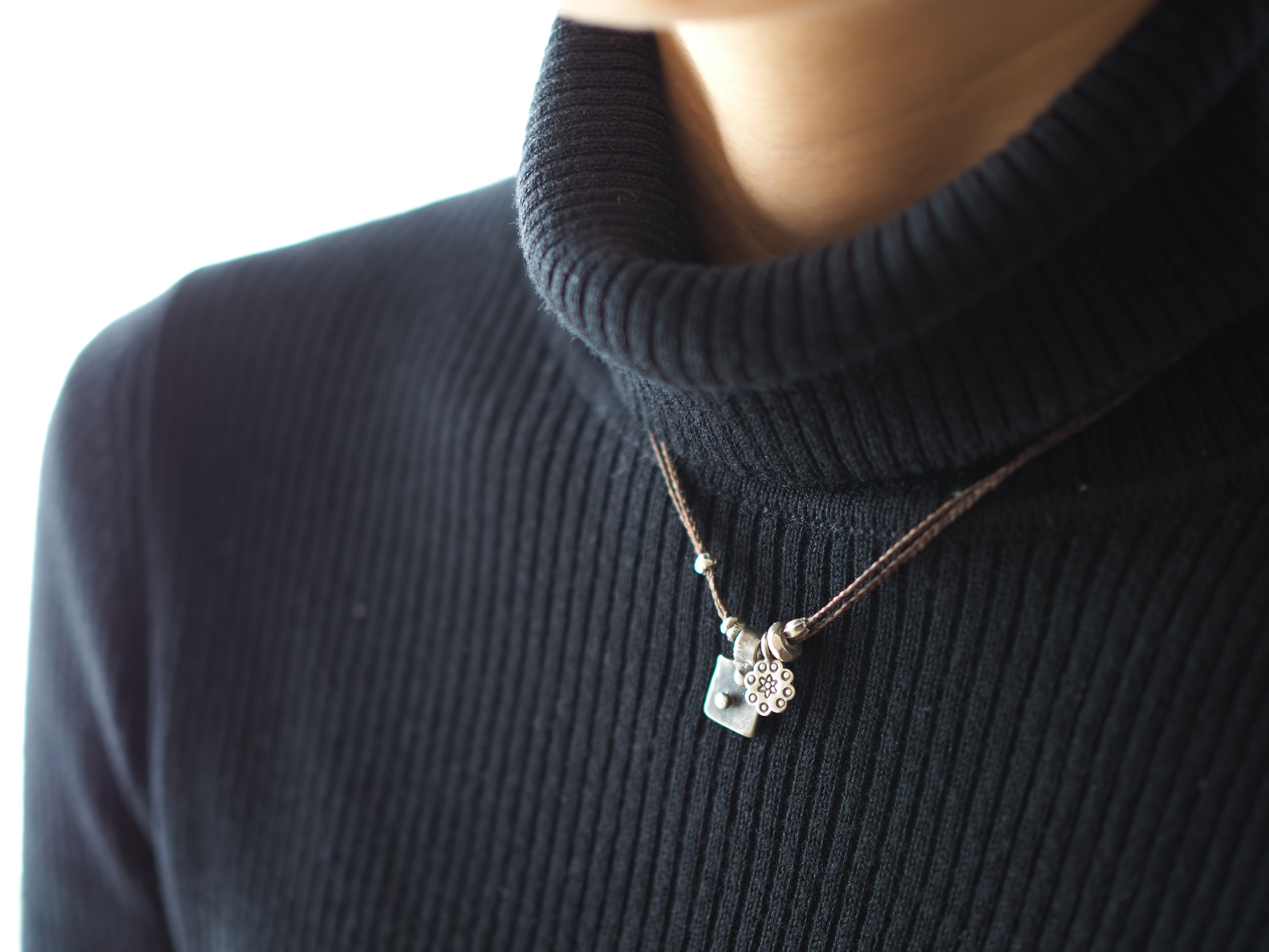 インド・オールドシルバー カレンシルバー 編み紐ダブルペンダント