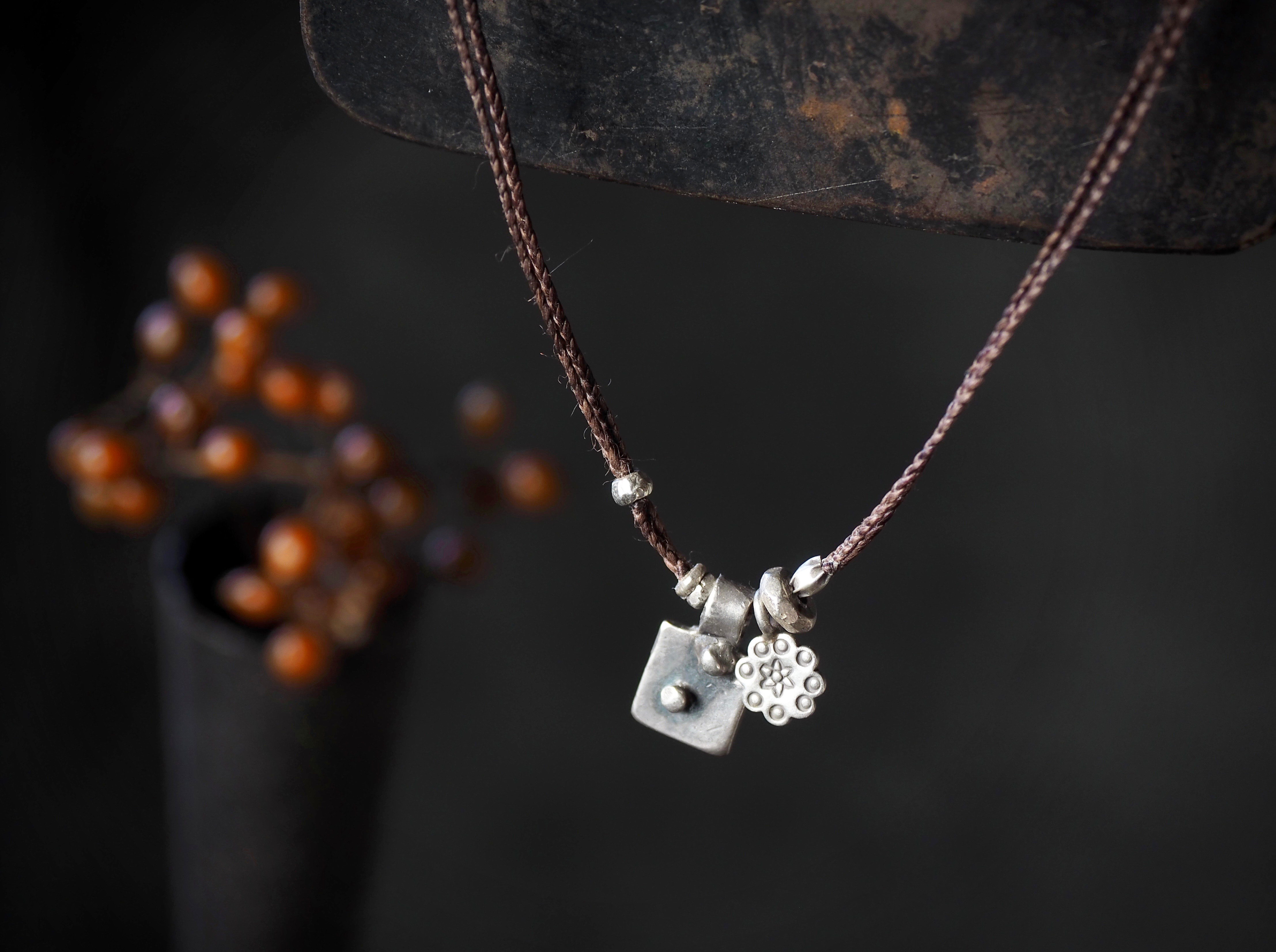 インド・オールドシルバー カレンシルバー 編み紐ダブルペンダント