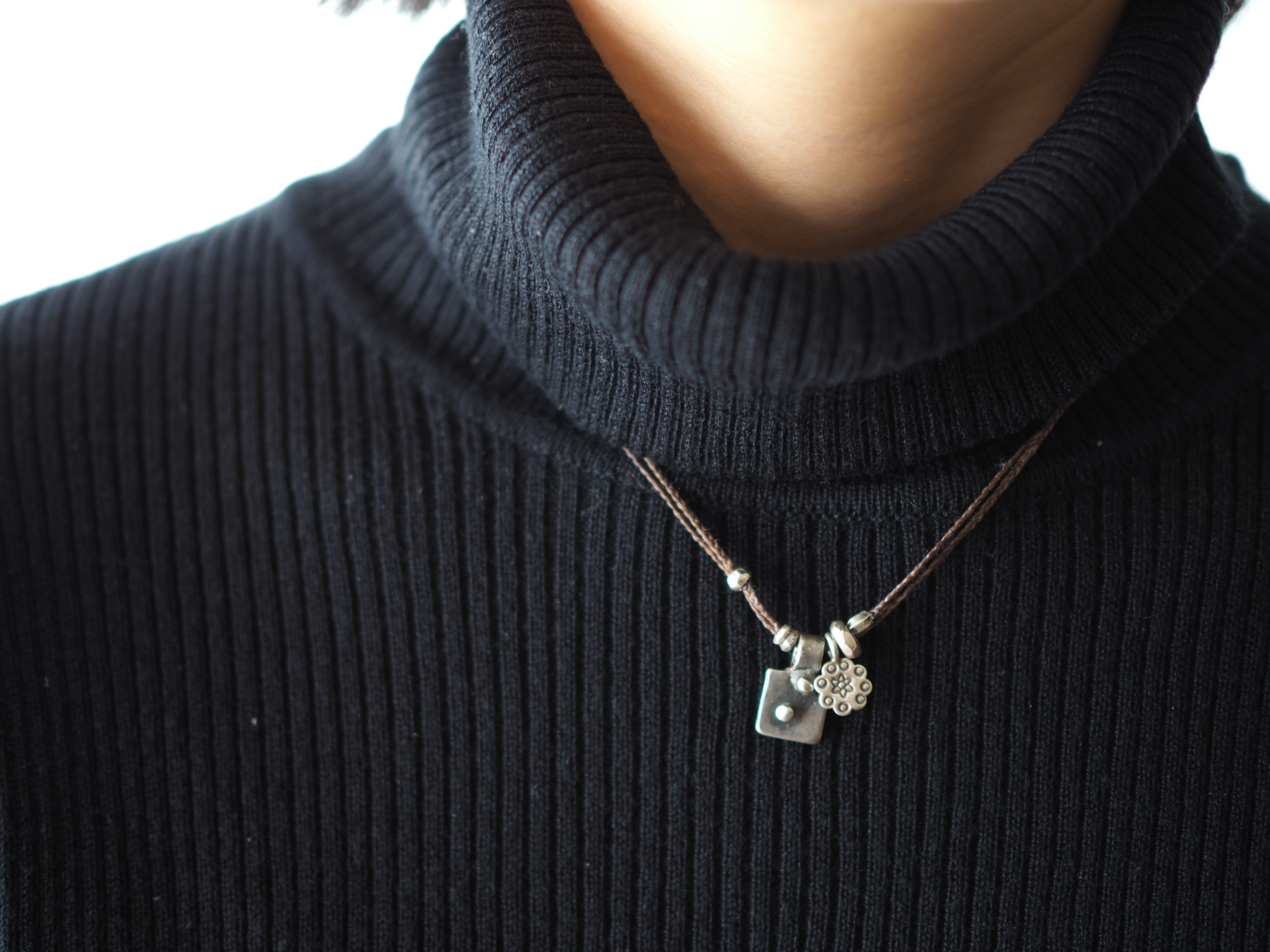 インド・オールドシルバー カレンシルバー 編み紐ダブルペンダント