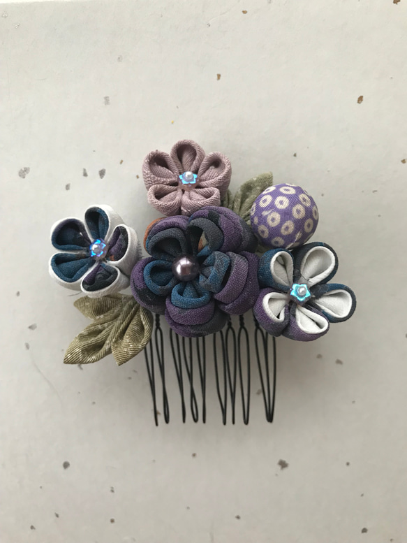 つまみ細工のコームの髪飾り　寒色系の濃いブルーの花々　かすみ草のオプションあり 3枚目の画像