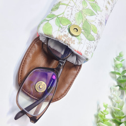 バッグに付けられる メガネケースふんわり 猫 ボタニカル 眼鏡ケース ストラップ付き 7枚目の画像