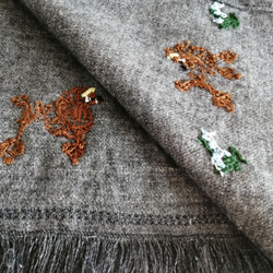 ブラウン系プードル刺繍の秋冬用ストール・リネンウール 13枚目の画像