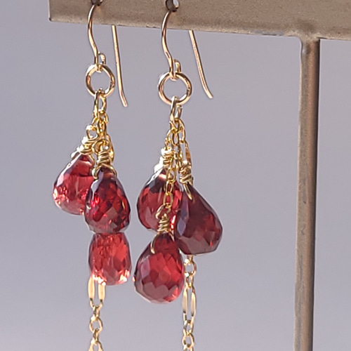 天然石 14kgf ガーネットの3連ピアス/イヤリング 揺れる 金属