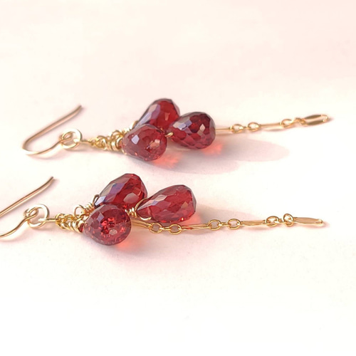 天然石 14kgf ガーネットの3連ピアス/イヤリング 揺れる 金属