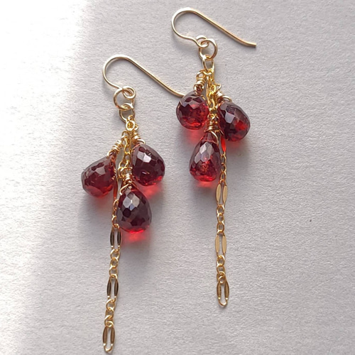 天然石 14kgf ガーネットの3連ピアス/イヤリング 揺れる 金属