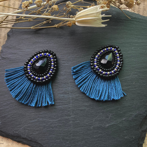 黒のビーズ刺繍とくすみブルーのフリンジ ピアス（スタッド・一粒 