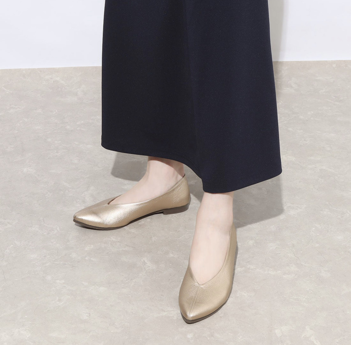 足長効果のカットラインで美脚スタイルに　かかとを踏んでも履ける超〜楽パンプス　コッパー#4025