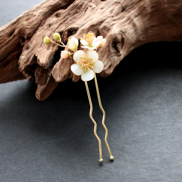 白梅かんざし 梅の花 ヘアインサート 銅線 樹脂 髪飾り 1枚目の画像
