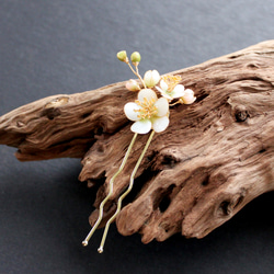 白梅かんざし 梅の花 ヘアインサート 銅線 樹脂 髪飾り 2枚目の画像