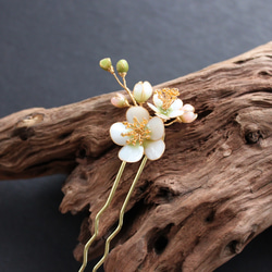 白梅かんざし 梅の花 ヘアインサート 銅線 樹脂 髪飾り 3枚目の画像