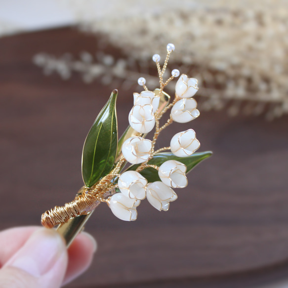 スズランのヘアクリップ 手作りの銅線樹脂のヘアアクセサリー ヘアクリップ 1枚目の画像