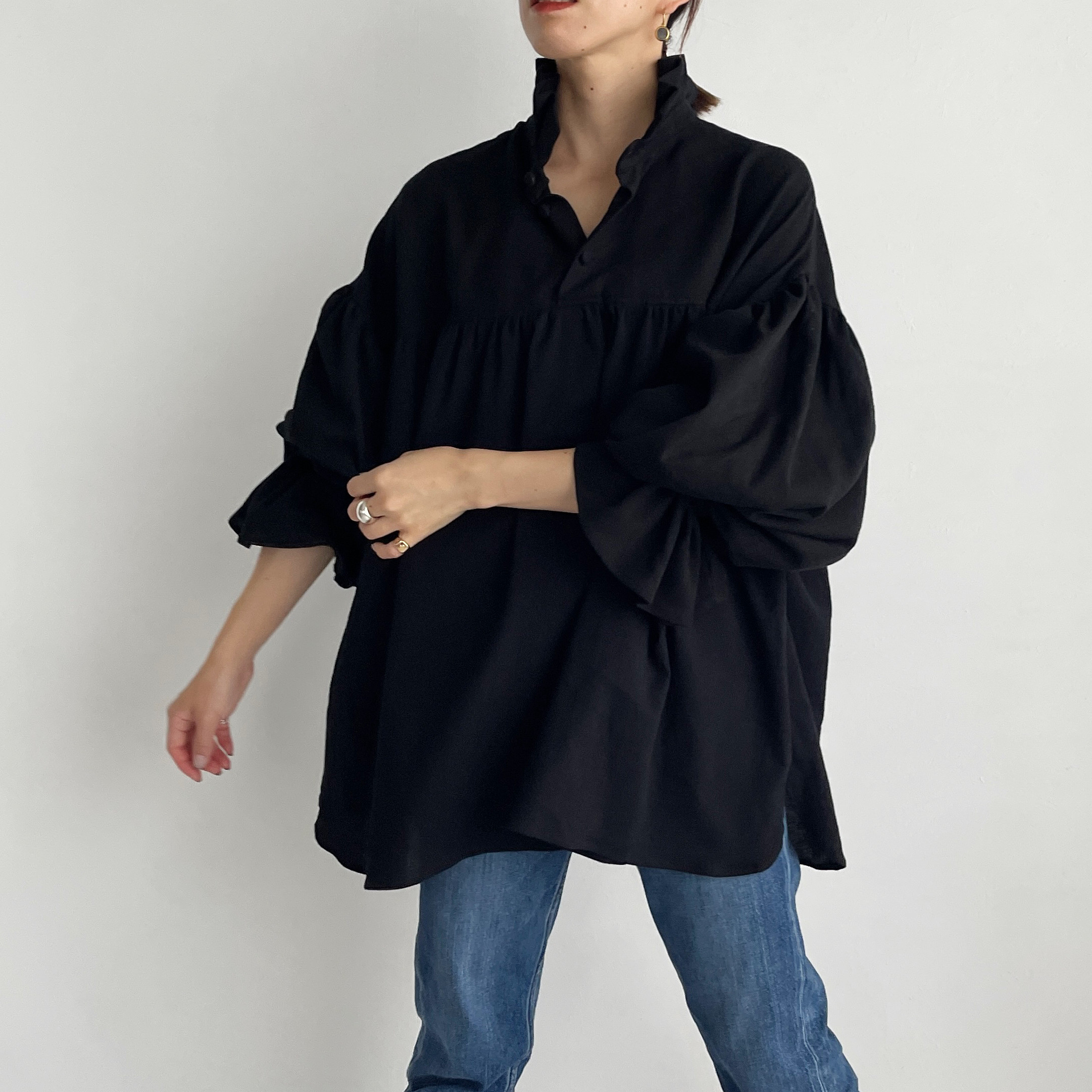 フリルネックキャンディースリーブブラウス(black)