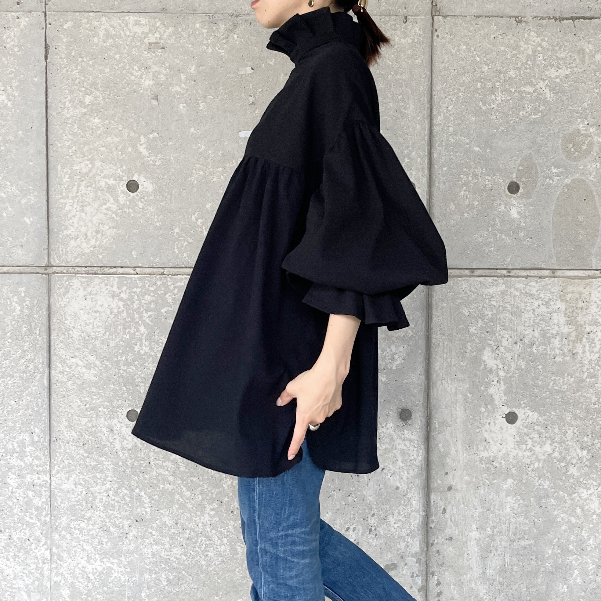フリルネックキャンディースリーブブラウス(black)