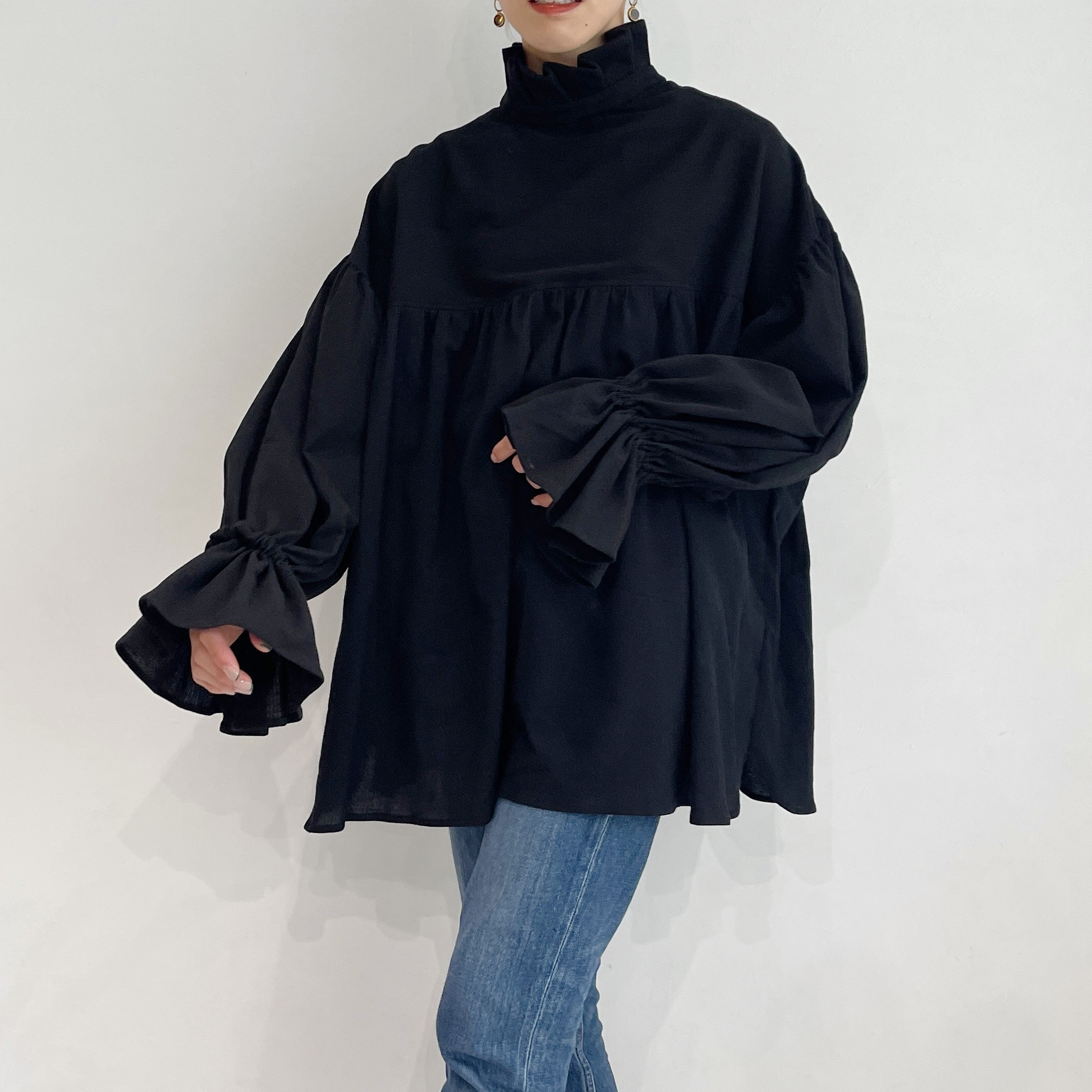 フリルネックキャンディースリーブブラウス(black)